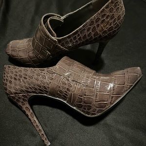 New! Size 7 booties! Guess by Marciano
